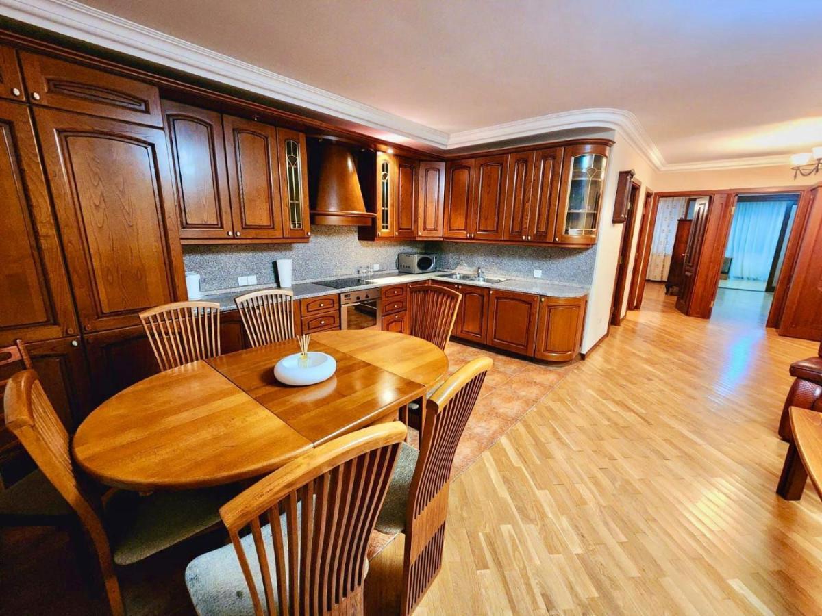 Family Spacious 3 Bedroom Apartment In The Middle Of City Center, Next To North Avenue Erévan Extérieur photo