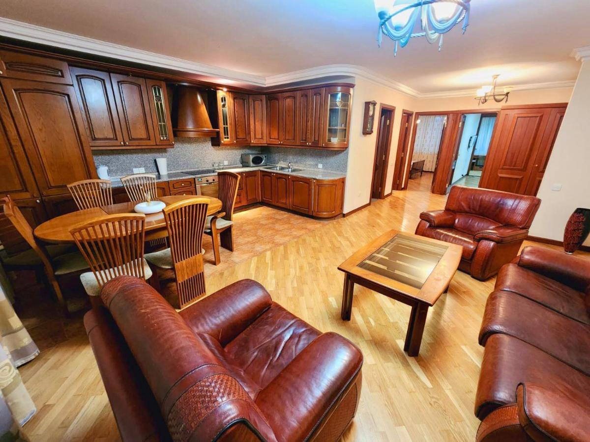 Family Spacious 3 Bedroom Apartment In The Middle Of City Center, Next To North Avenue Erévan Extérieur photo