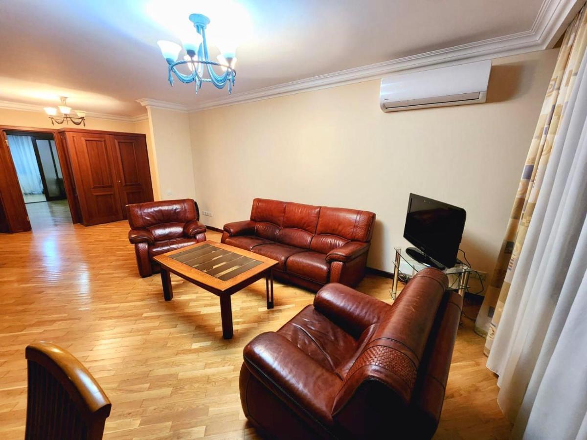 Family Spacious 3 Bedroom Apartment In The Middle Of City Center, Next To North Avenue Erévan Extérieur photo